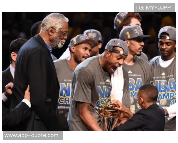 克莱女友晒拉布布穿球衣秀恩爱引发网友热议与羡慕